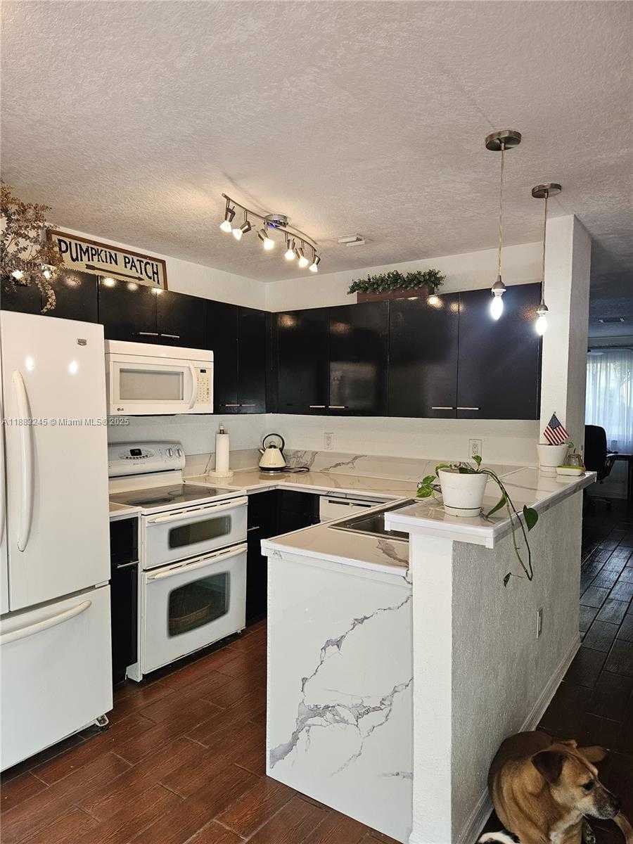 Small Image of 126 HIDDEN CT RD #27-D, Hollywood Number 5