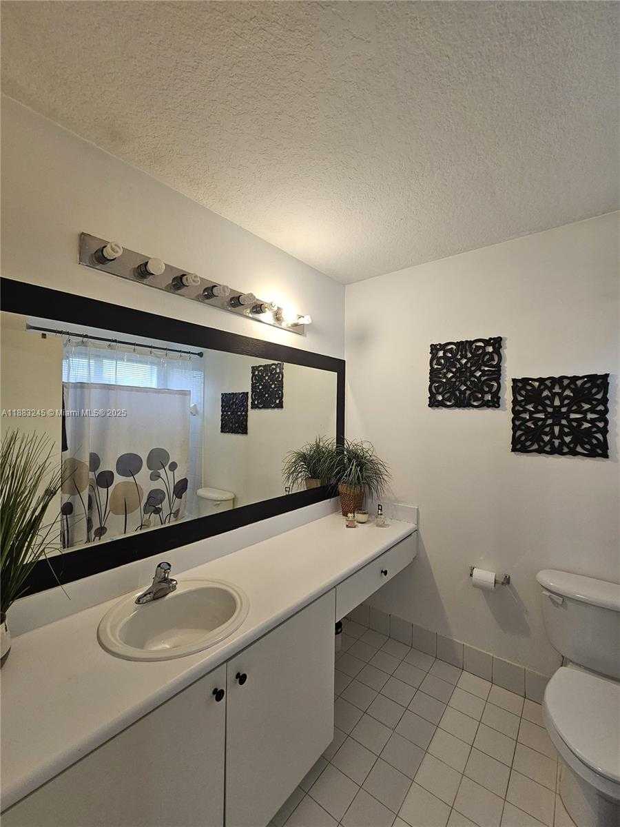 Small Image of 126 HIDDEN CT RD #27-D, Hollywood Number 9