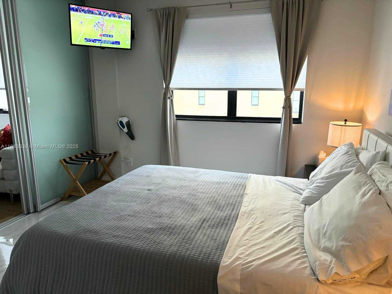 Small Image of 1390 OCEAN DR #502, Miami Beach Number 2