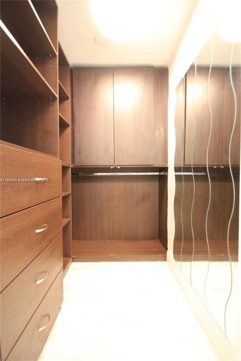 Small Image of 1390 OCEAN DR #502, Miami Beach Number 3