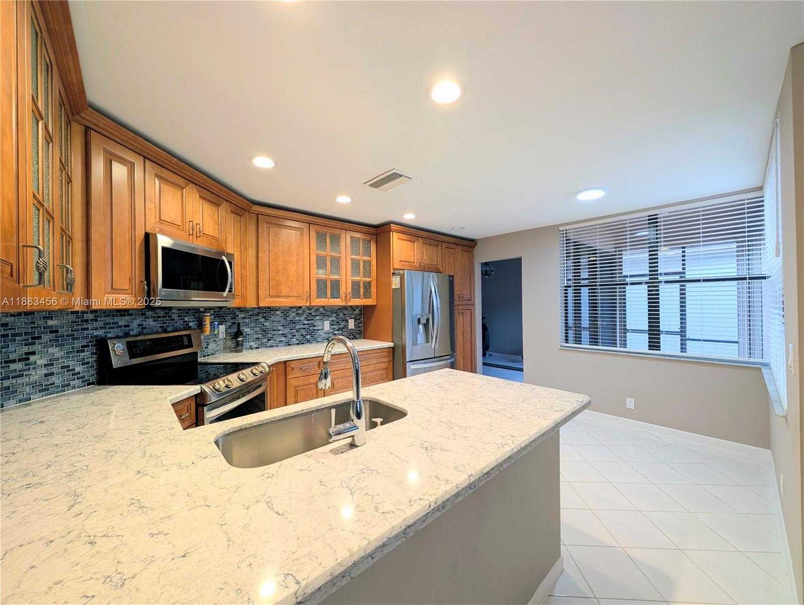 Small Image of 10330 NORTH WEST 12TH PL, Plantation Number 4