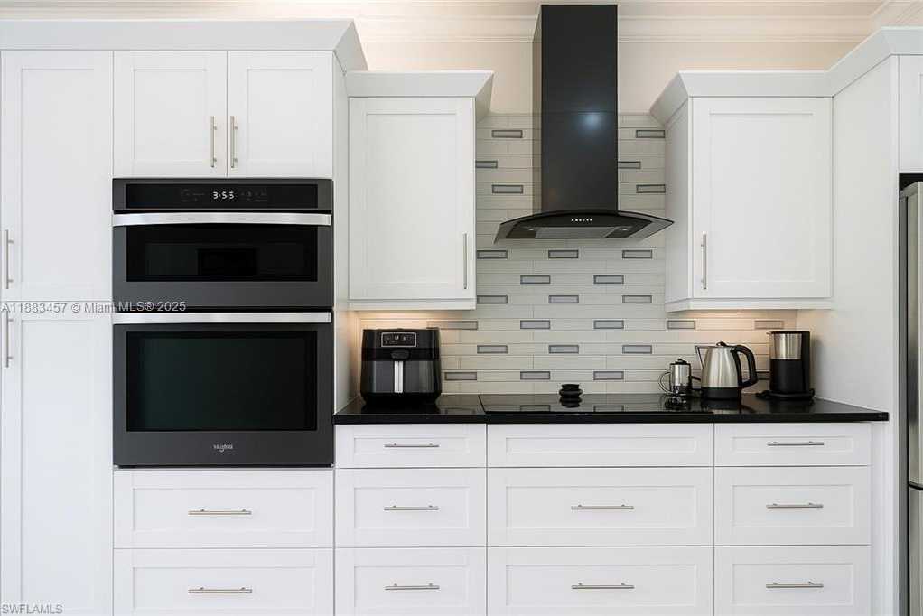 Small Image of 2560 2ND ST NE, Naples Number 26