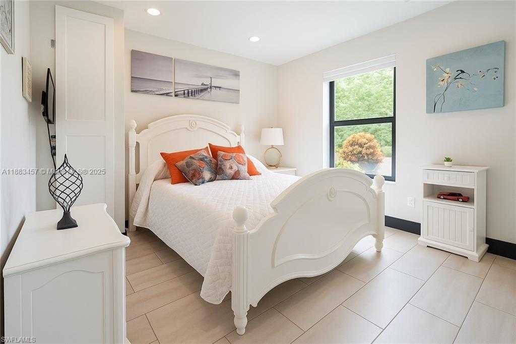 Small Image of 2560 2ND ST NE, Naples Number 32