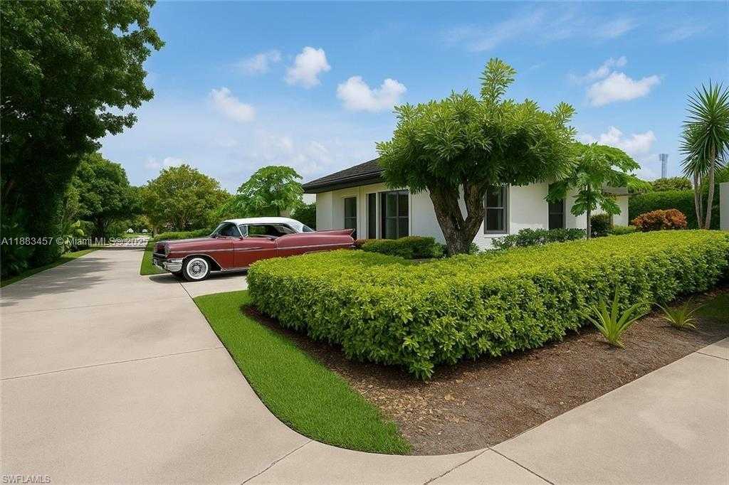 Small Image of 2560 2ND ST NE, Naples Number 9