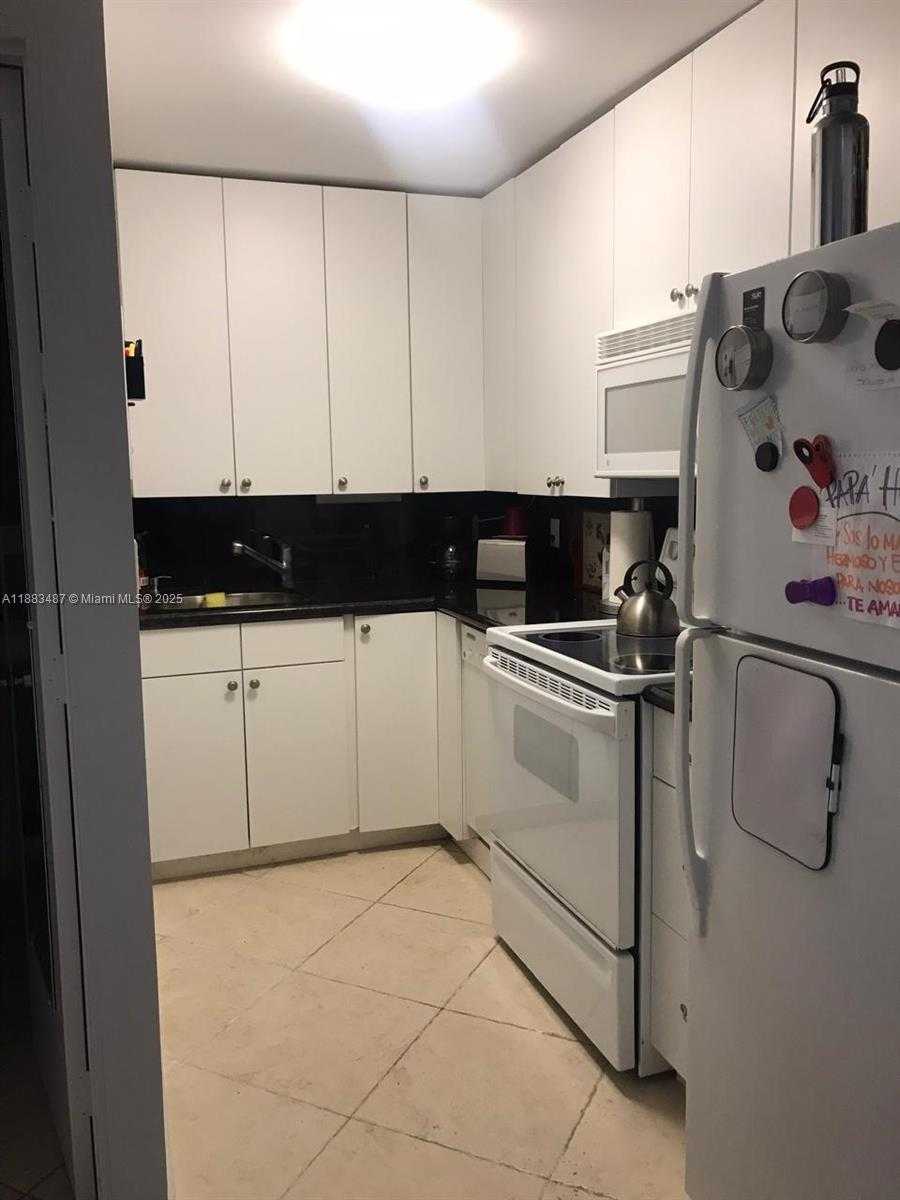 Small Image of 401 OCEAN DR #909, Miami Beach Number 2