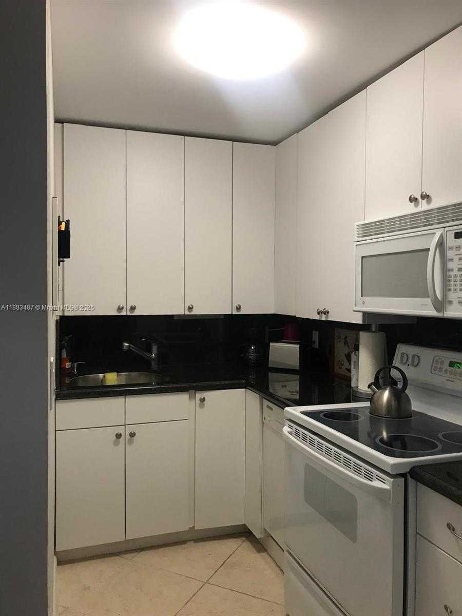 Small Image of 401 OCEAN DR #909, Miami Beach Number 3