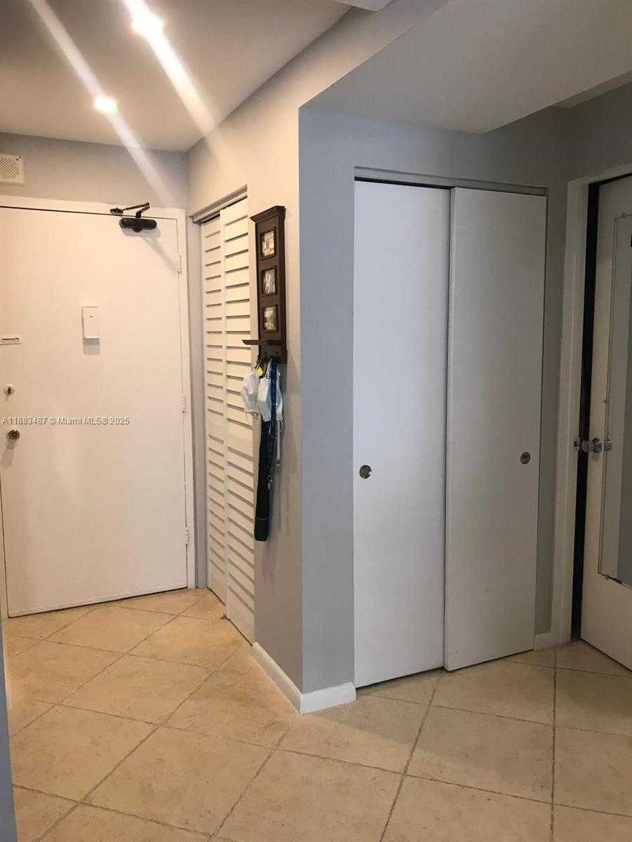 Small Image of 401 OCEAN DR #909, Miami Beach Number 4