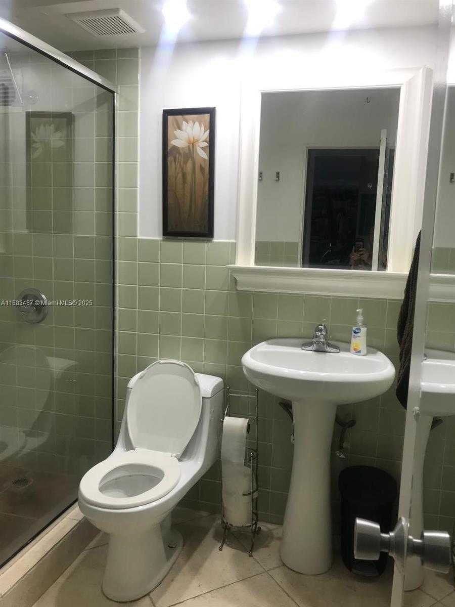 Small Image of 401 OCEAN DR #909, Miami Beach Number 5