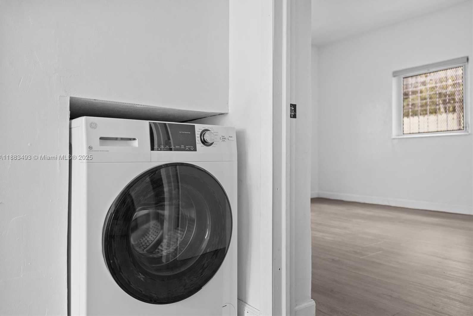 Small Image of 2822 PINE TREE DR #5, Miami Beach Number 6