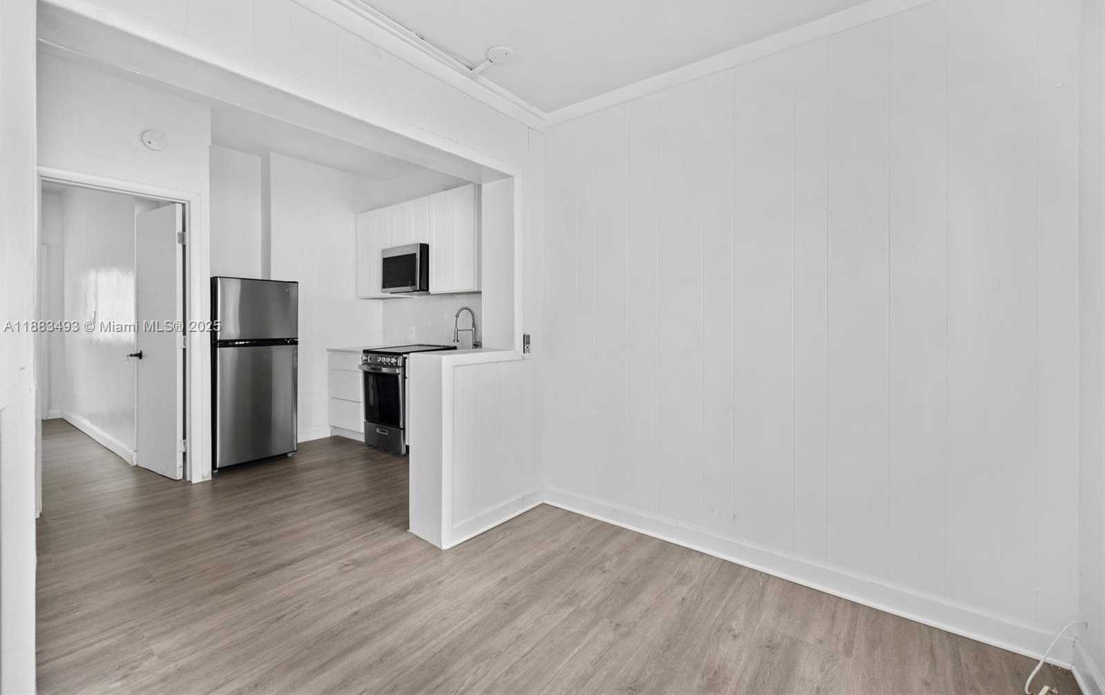 Small Image of 2822 PINE TREE DR #5, Miami Beach Number 7