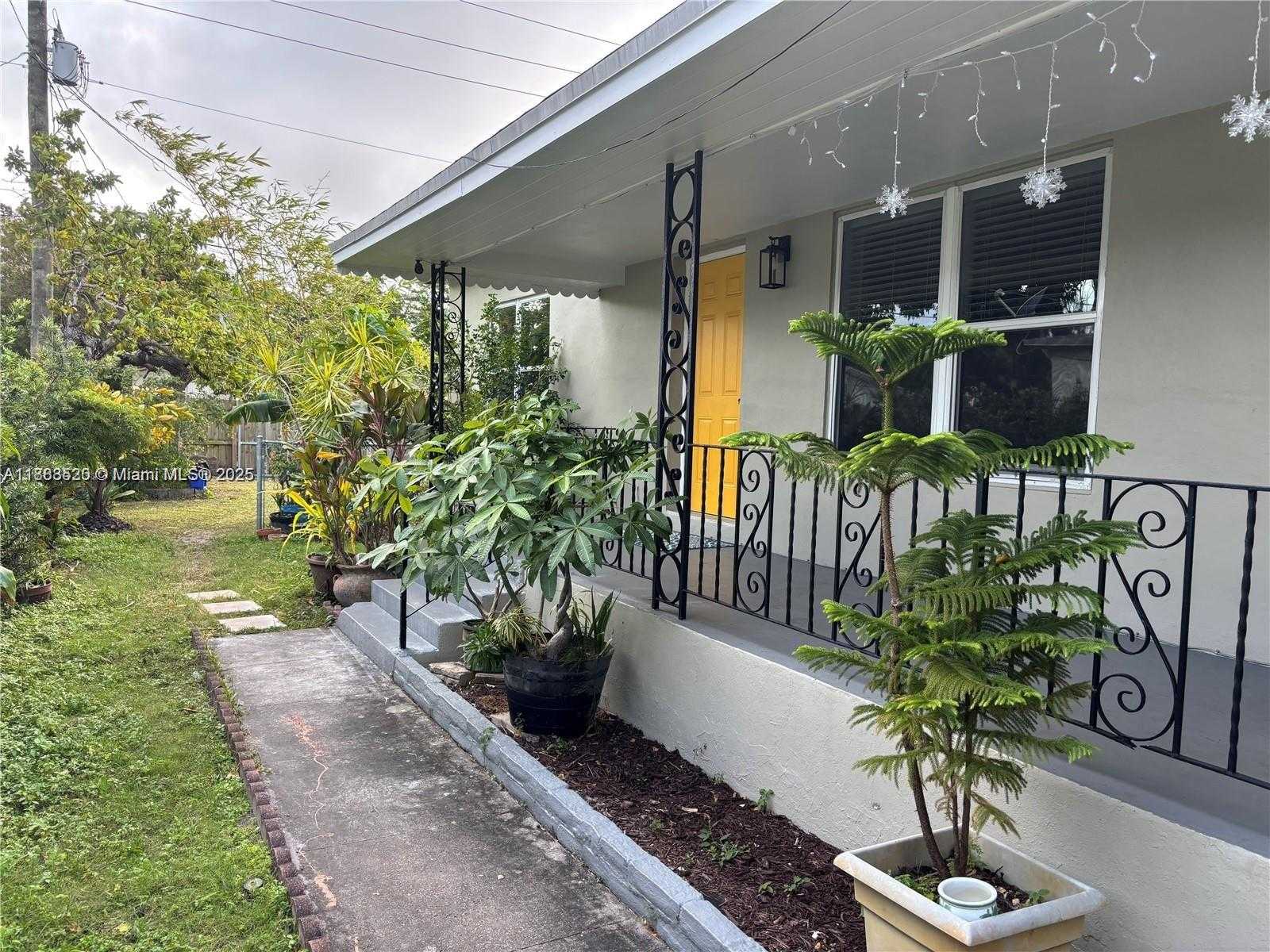 Small Image of 1842 FUNSTON ST #1-2, Hollywood Number 31