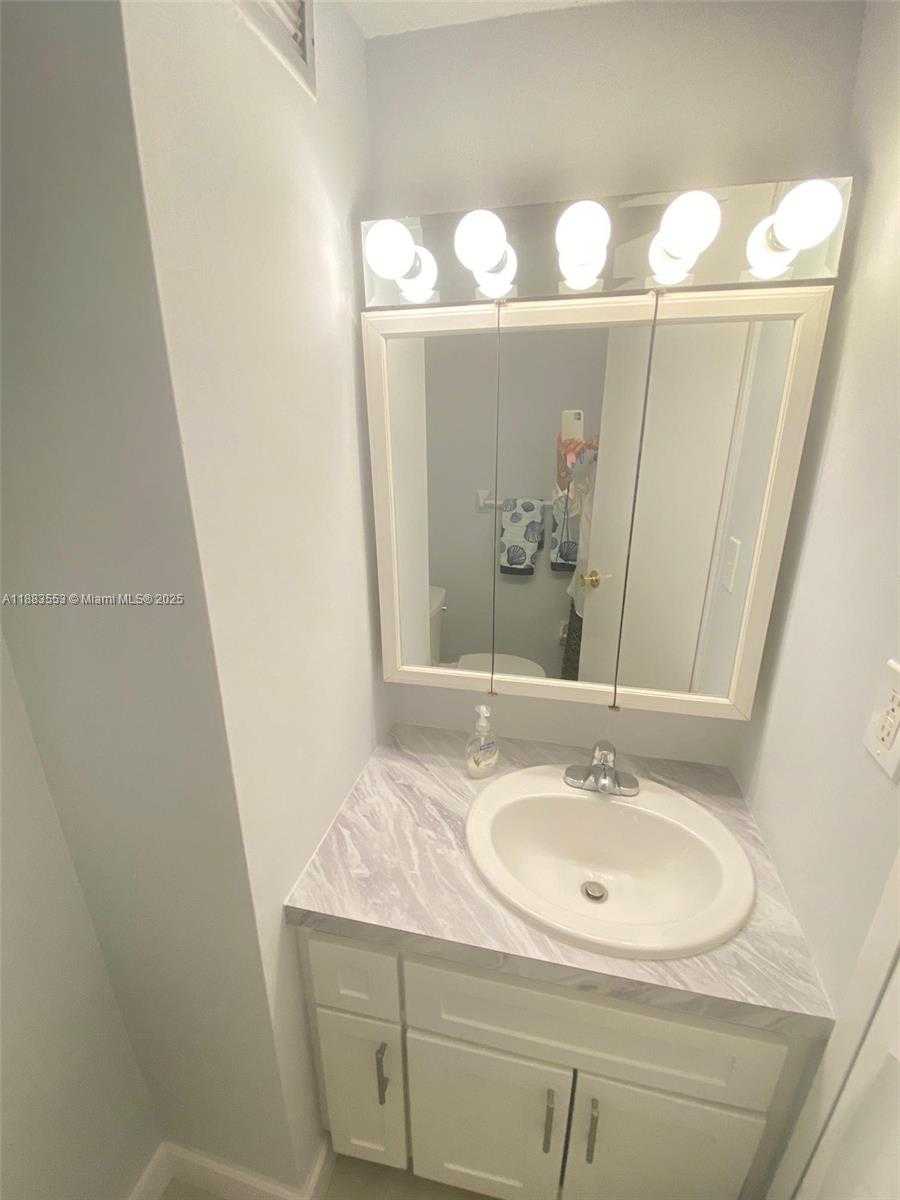 Small Image of 2899 COLLINS AVE #1743, Miami Beach Number 18