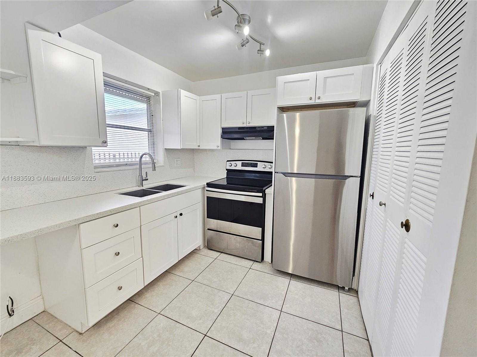 Small Image of 2840 TAYLOR ST #9, Hollywood Number 2