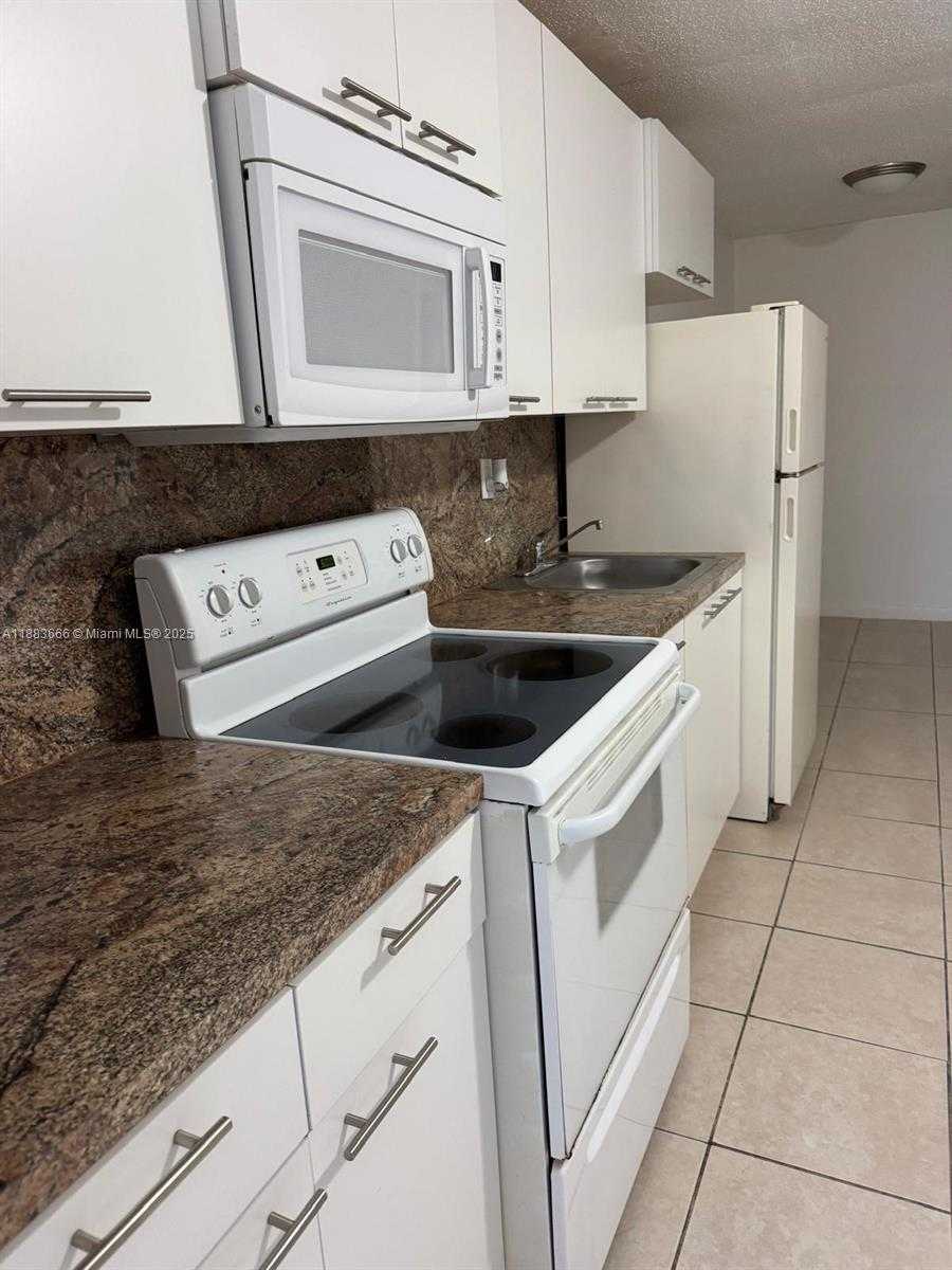 Small Image of 2401 VAN BUREN ST #Apt 4, Hollywood Number 2