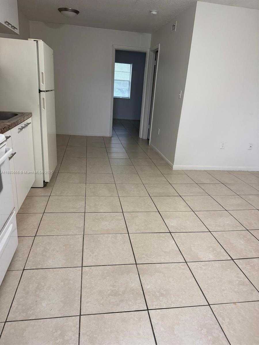 Small Image of 2401 VAN BUREN ST #Apt 4, Hollywood Number 3