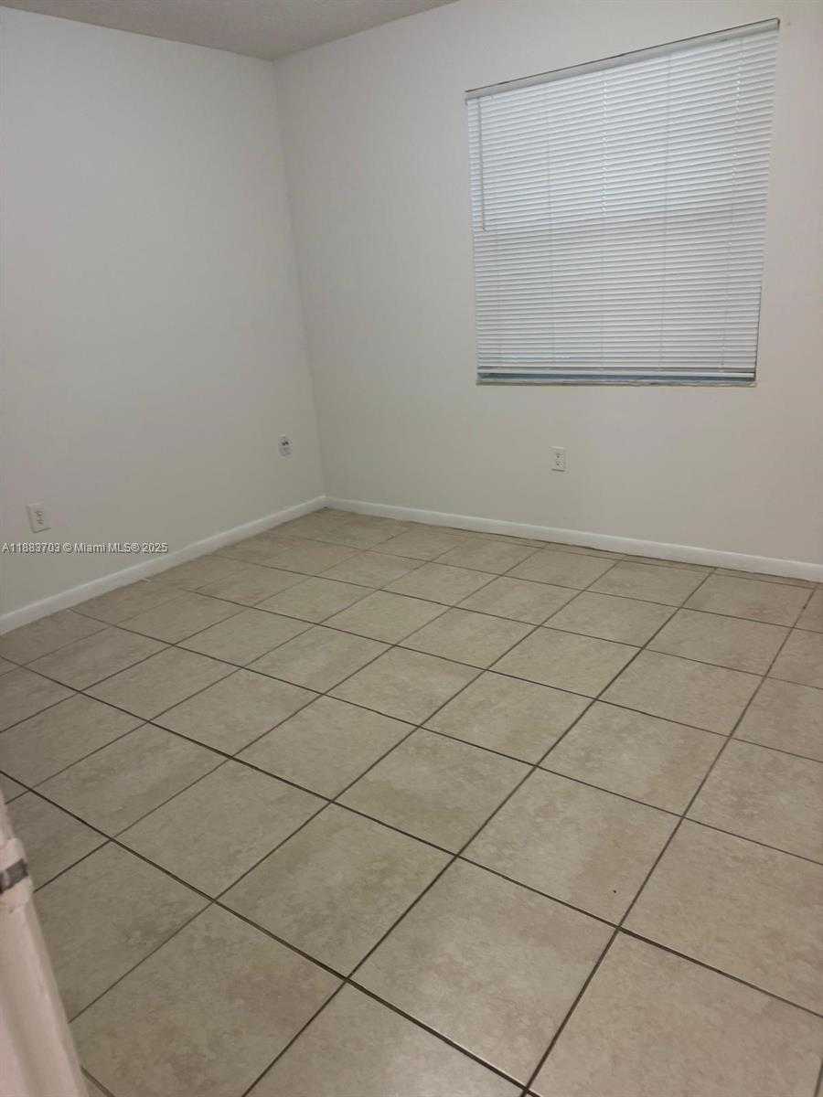 Small Image of 2401 VAN BUREN ST #Apt 23, Hollywood Number 4