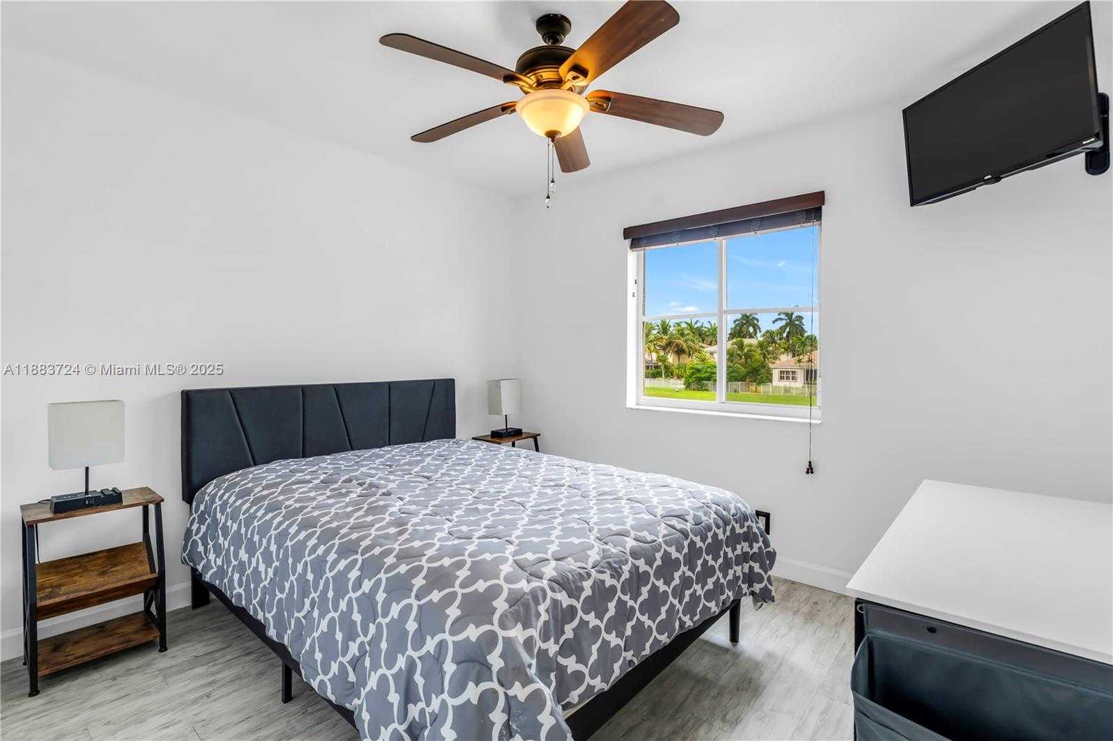 Small Image of 663 LIVE OAK LN, Weston Number 30