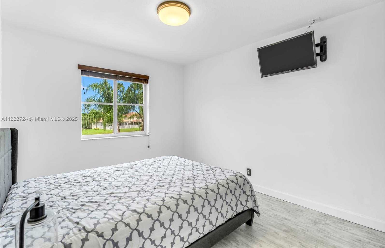 Small Image of 663 LIVE OAK LN, Weston Number 32