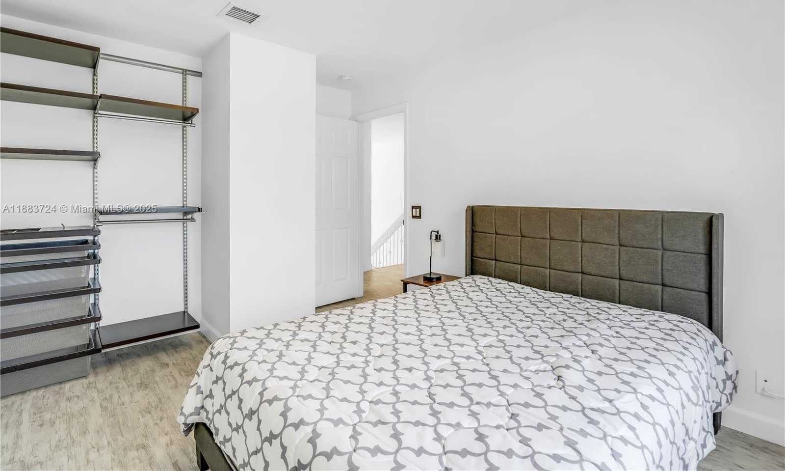 Small Image of 663 LIVE OAK LN, Weston Number 33