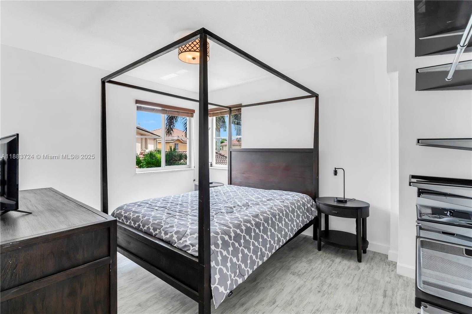 Small Image of 663 LIVE OAK LN, Weston Number 34