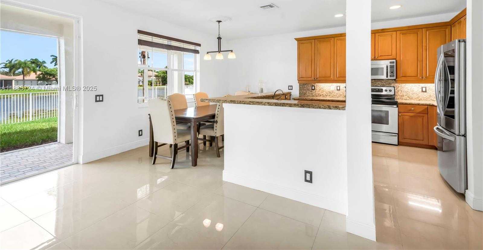 Small Image of 663 LIVE OAK LN, Weston Number 4