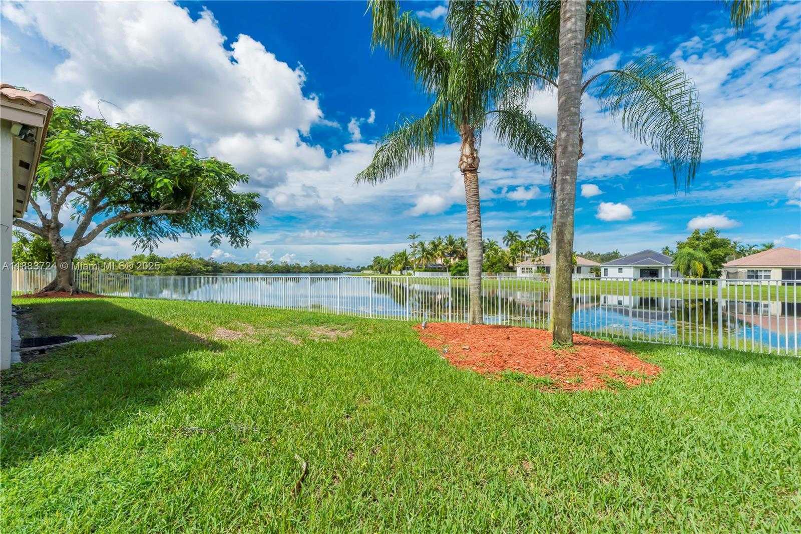 Small Image of 663 LIVE OAK LN, Weston Number 55