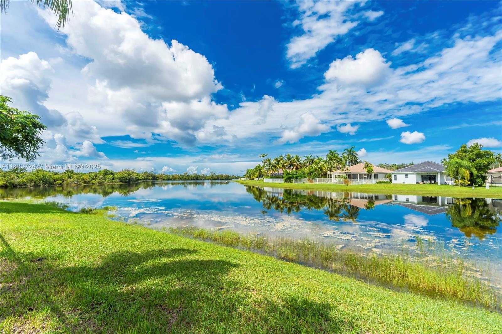Small Image of 663 LIVE OAK LN, Weston Number 57