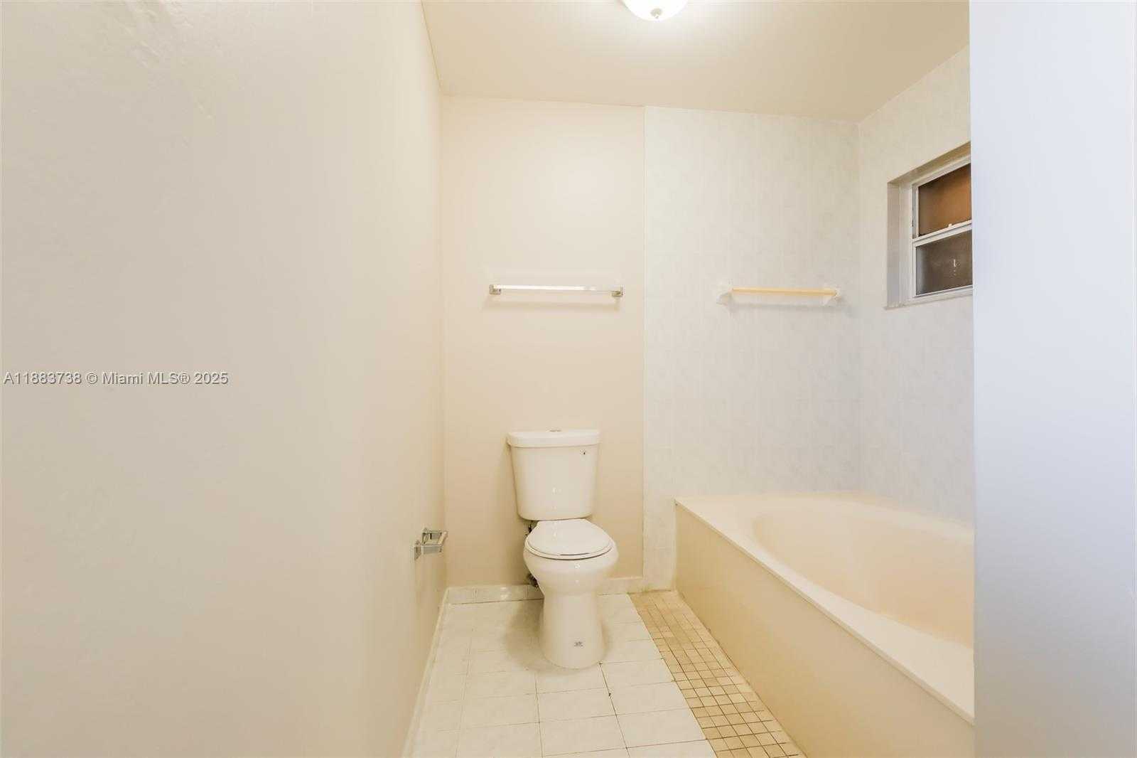 Small Image of 18821 NORTH WEST 84 AVE, Hialeah Number 13