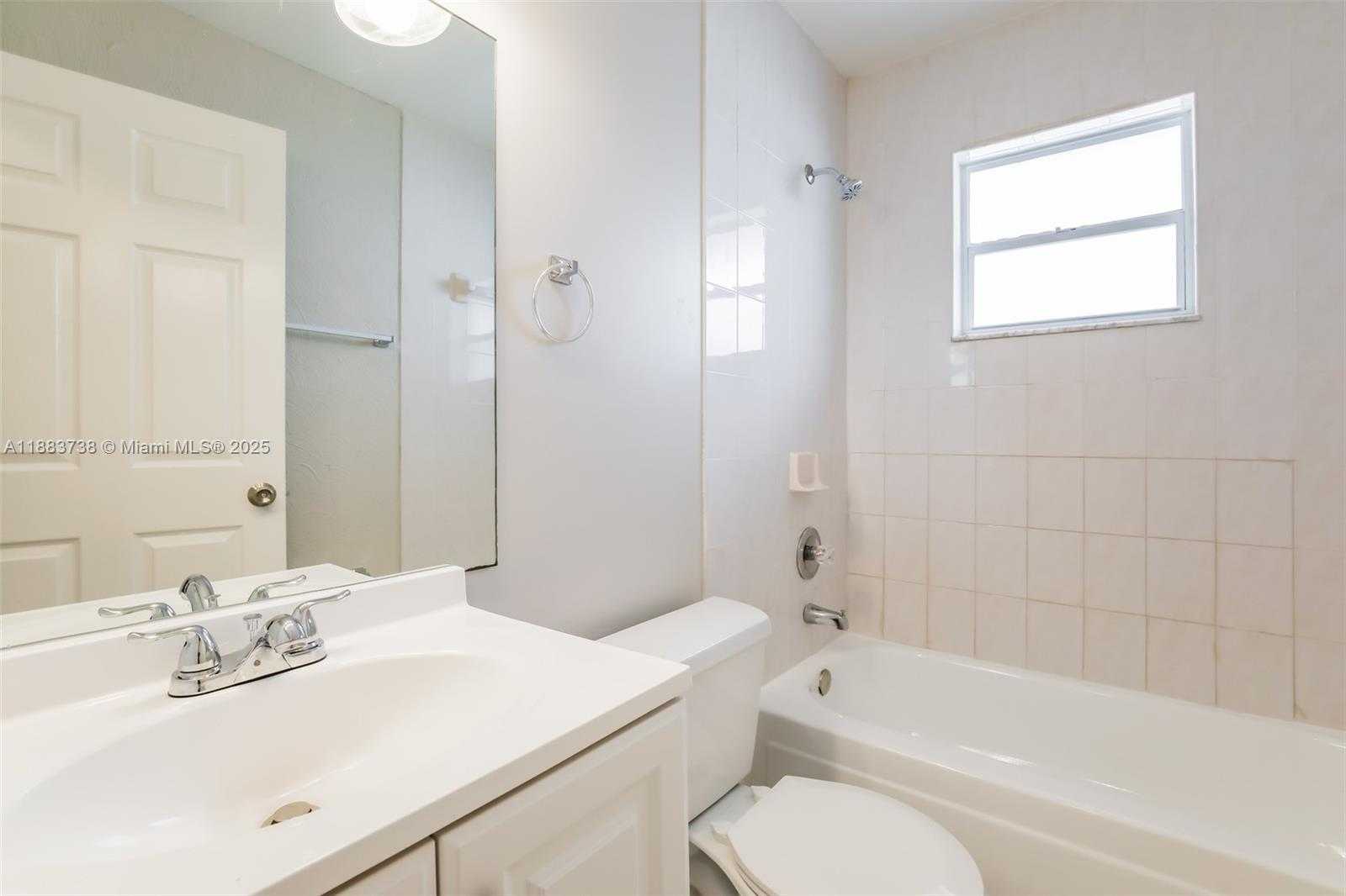 Small Image of 18821 NORTH WEST 84 AVE, Hialeah Number 14