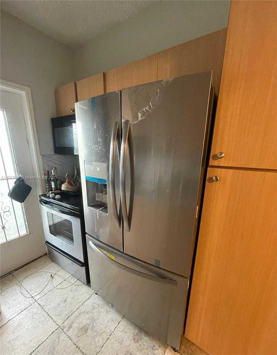 Small Image of 8420 BYRON AVE #3, Miami Beach Number 2