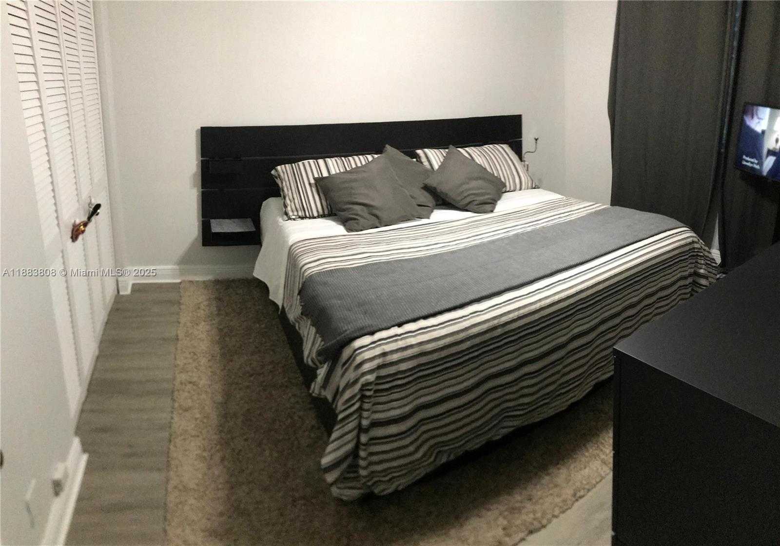 Small Image of 8420 BYRON AVE #3, Miami Beach Number 3