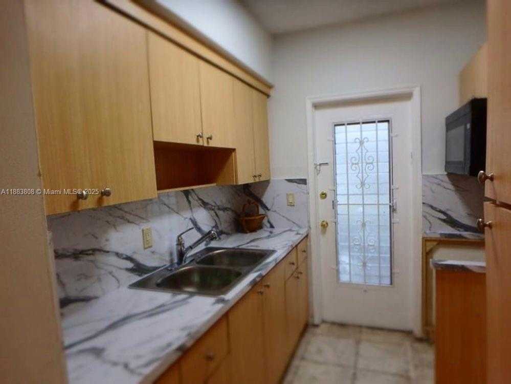 Small Image of 8420 BYRON AVE #3, Miami Beach Number 7
