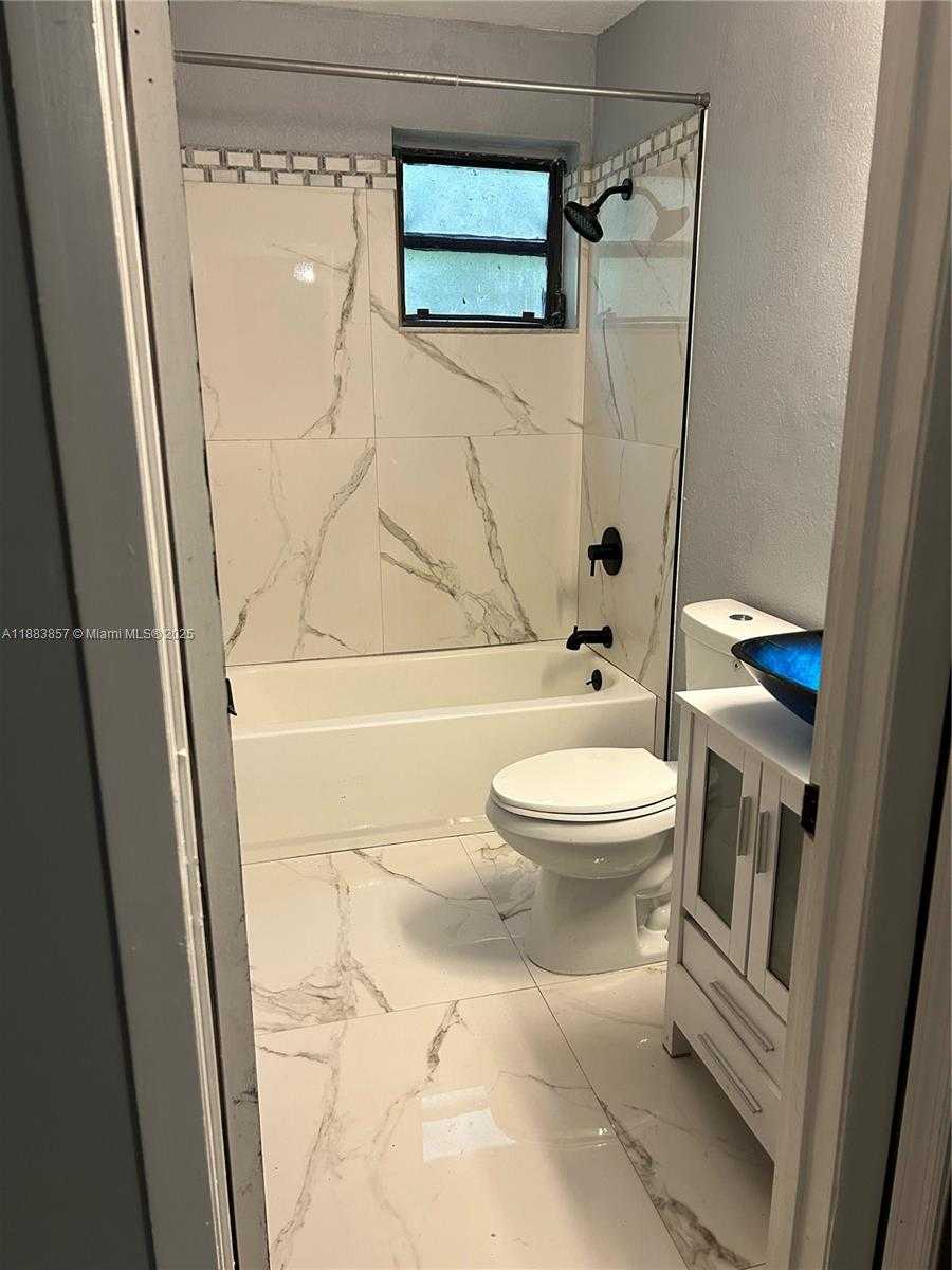 Small Image of 15775 NORTH MIAMI AVE #1, Miami Number 12