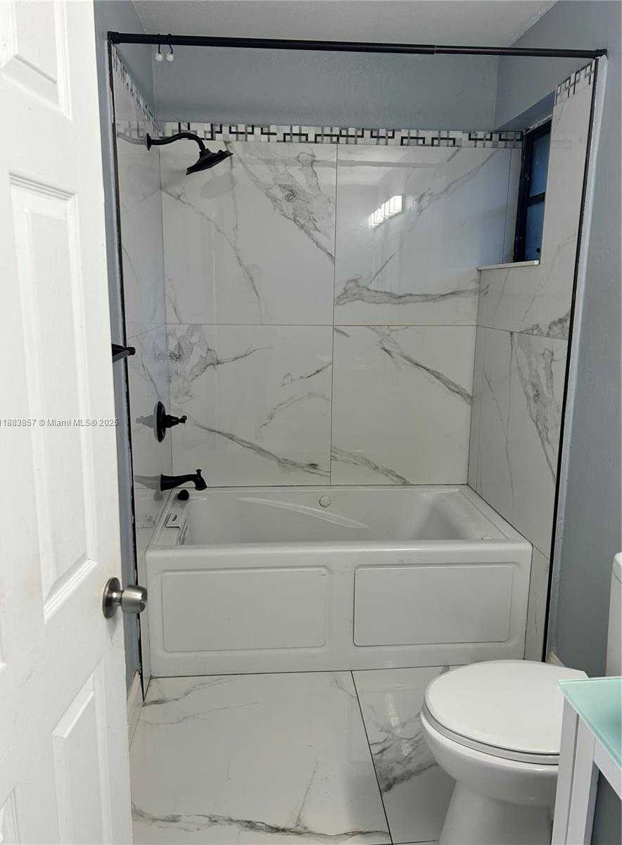 Small Image of 15775 NORTH MIAMI AVE #1, Miami Number 6