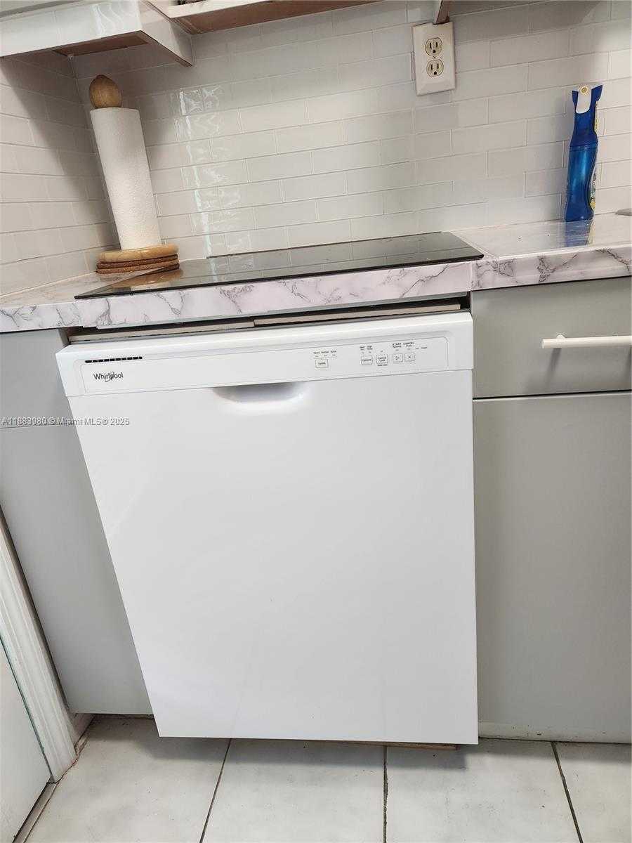 Small Image of 6490 COLLINS AVE #18, Miami Beach Number 5
