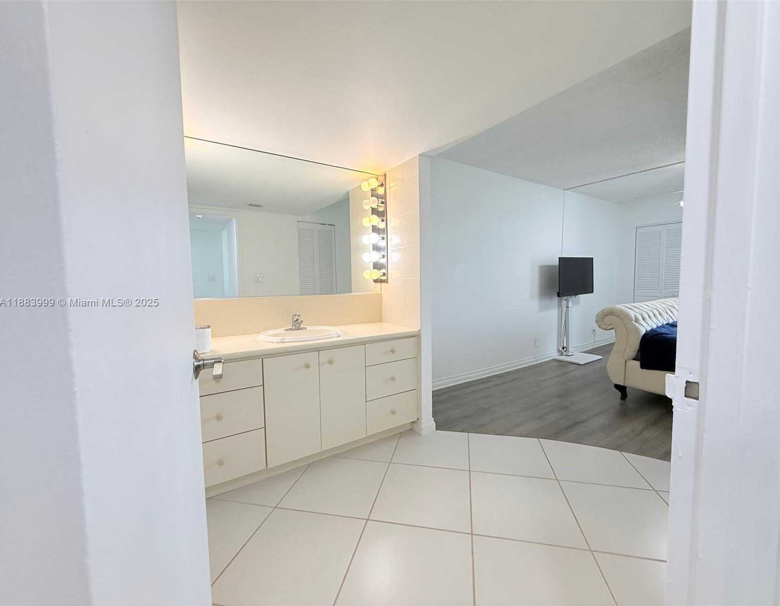 Small Image of 100 BAYVIEW DR #1902, Sunny Isles Beach Number 11
