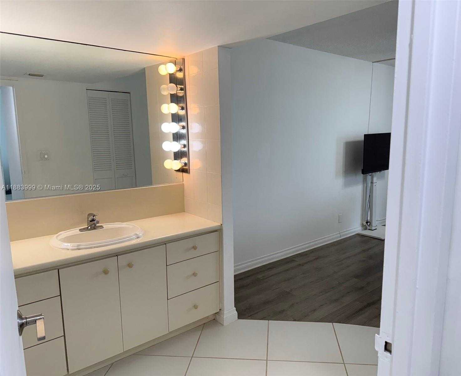 Small Image of 100 BAYVIEW DR #1902, Sunny Isles Beach Number 13