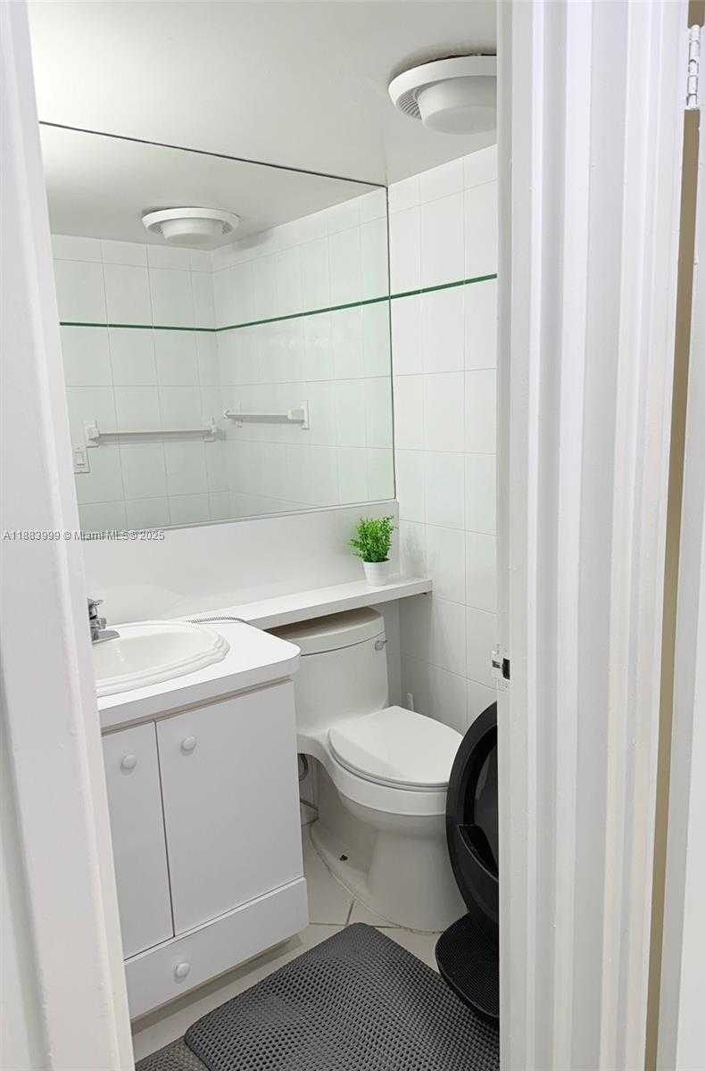 Small Image of 100 BAYVIEW DR #1902, Sunny Isles Beach Number 14
