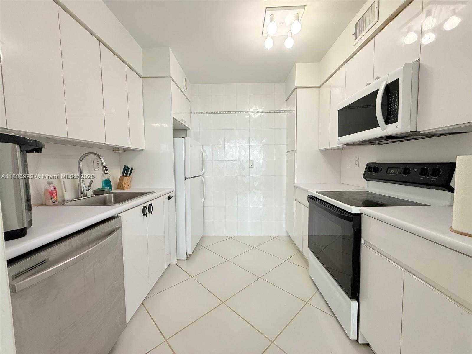 Small Image of 100 BAYVIEW DR #1902, Sunny Isles Beach Number 3
