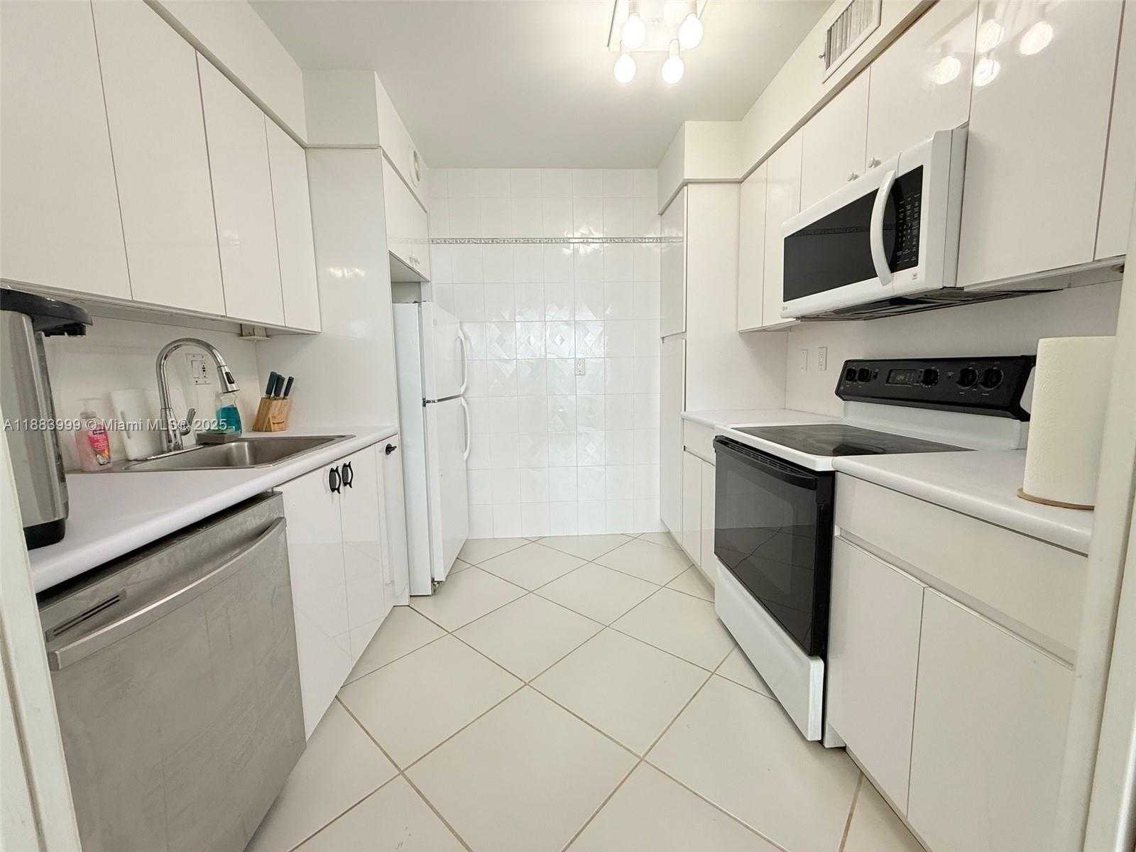 Small Image of 100 BAYVIEW DR #1902, Sunny Isles Beach Number 4