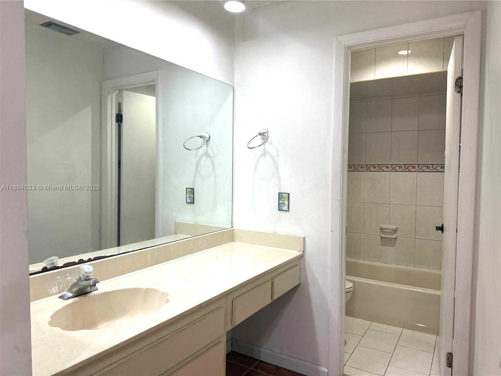 Small Image of 6018 NORTH WEST 172ND TERR CIR, Hialeah Number 12