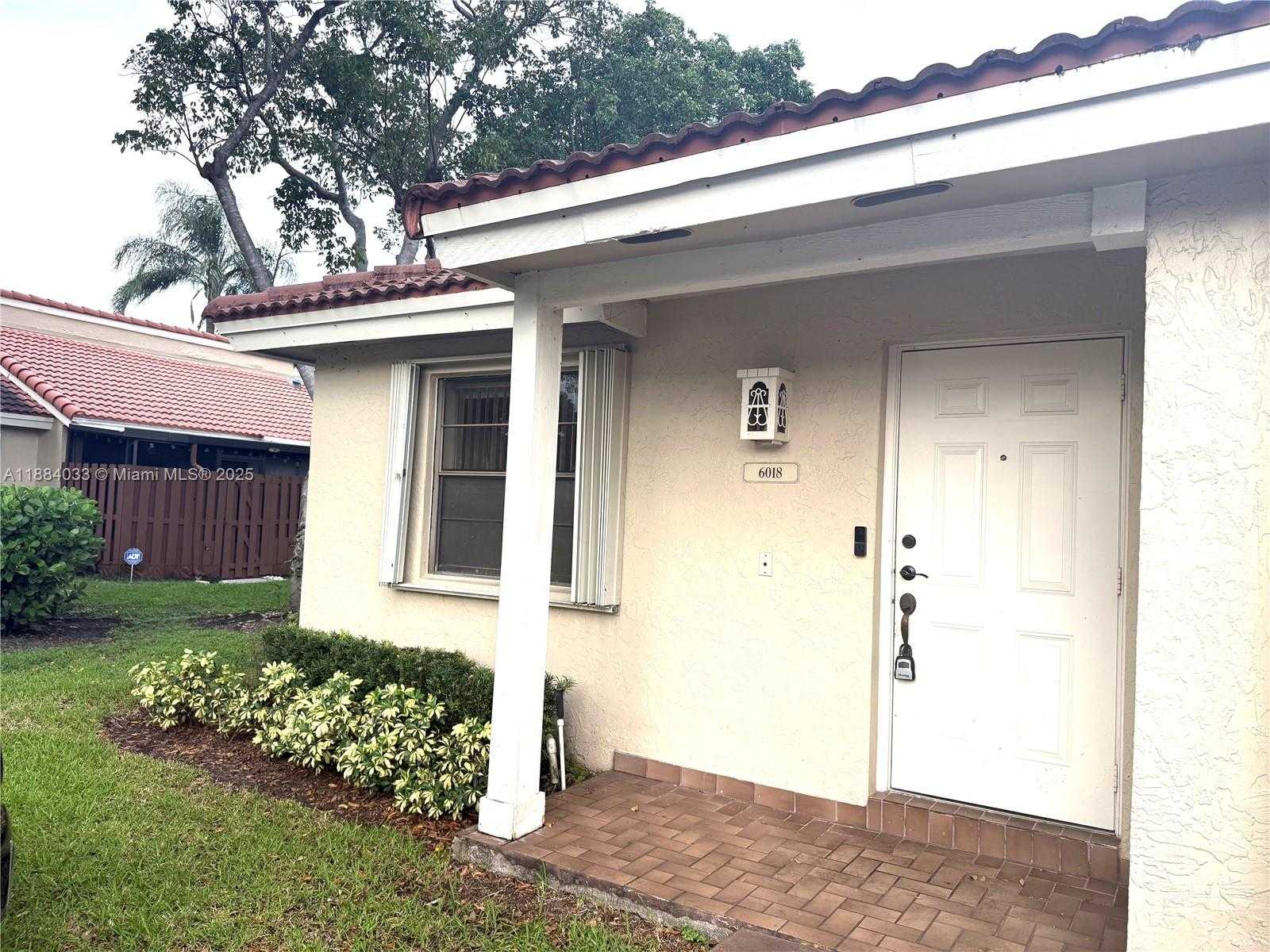 Small Image of 6018 NORTH WEST 172ND TERR CIR, Hialeah Number 8