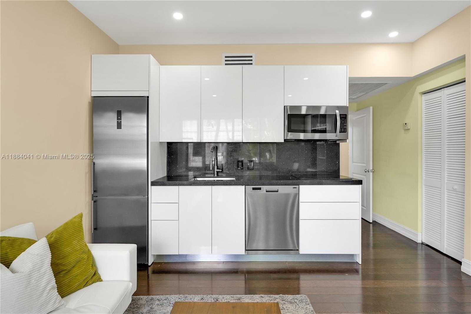 Small Image of 601 11TH ST #106, Miami Beach Number 3