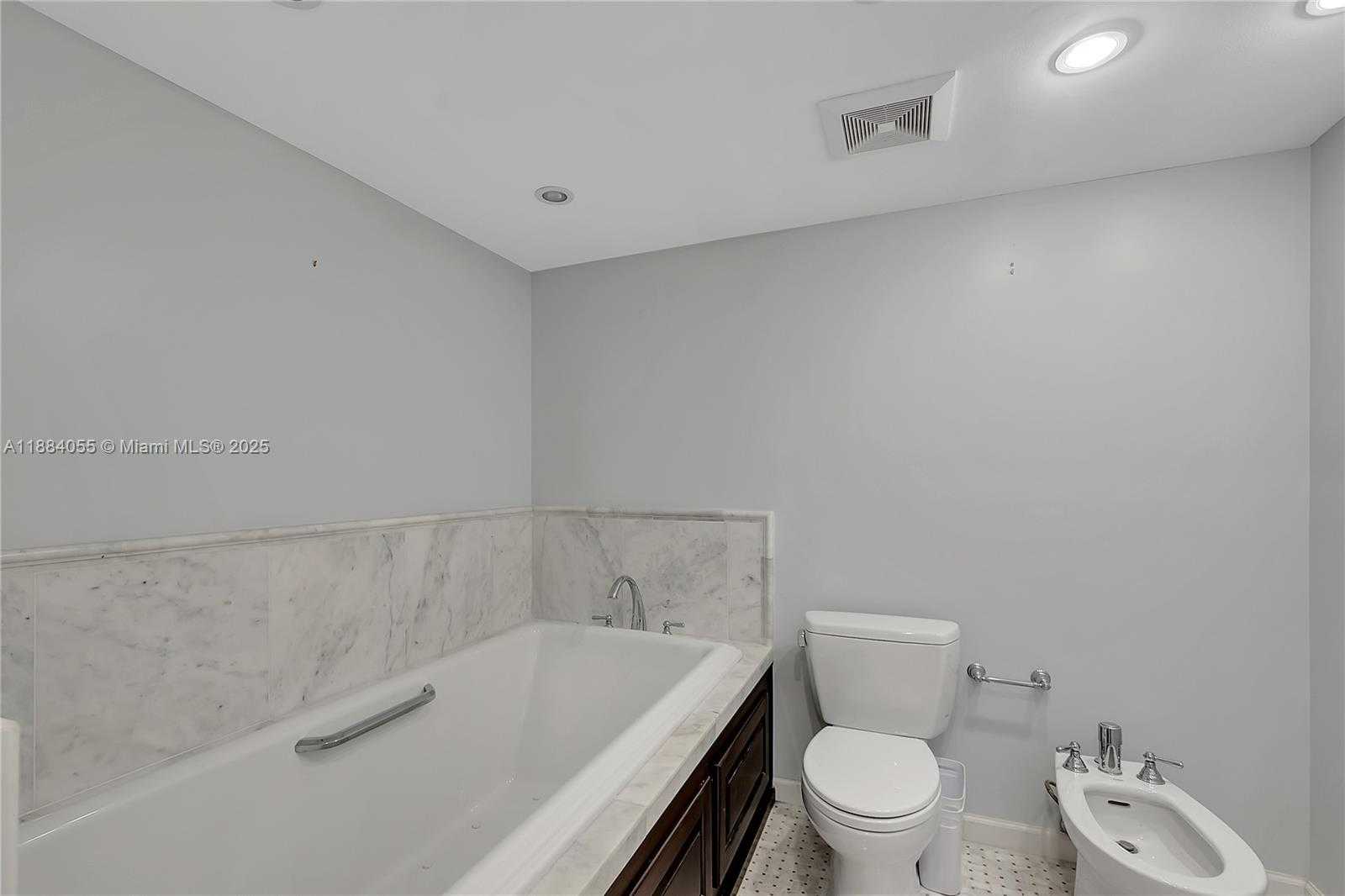 Small Image of 5415 COLLINS AVE #506, Miami Beach Number 14