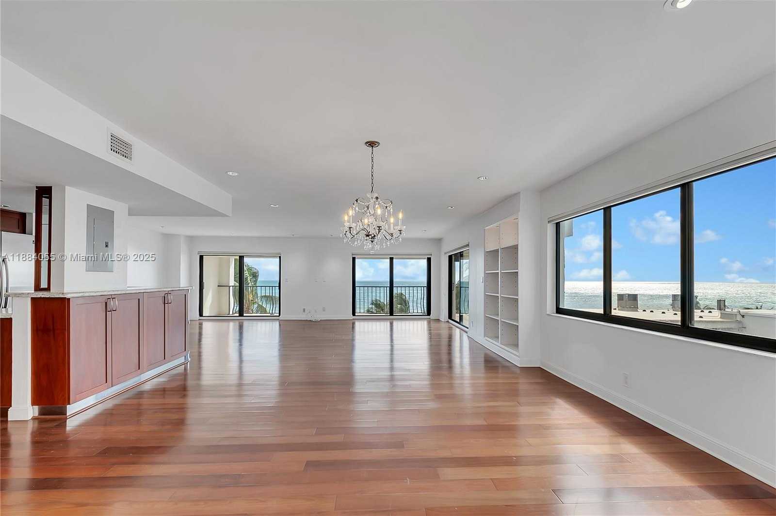 Small Image of 5415 COLLINS AVE #506, Miami Beach Number 4