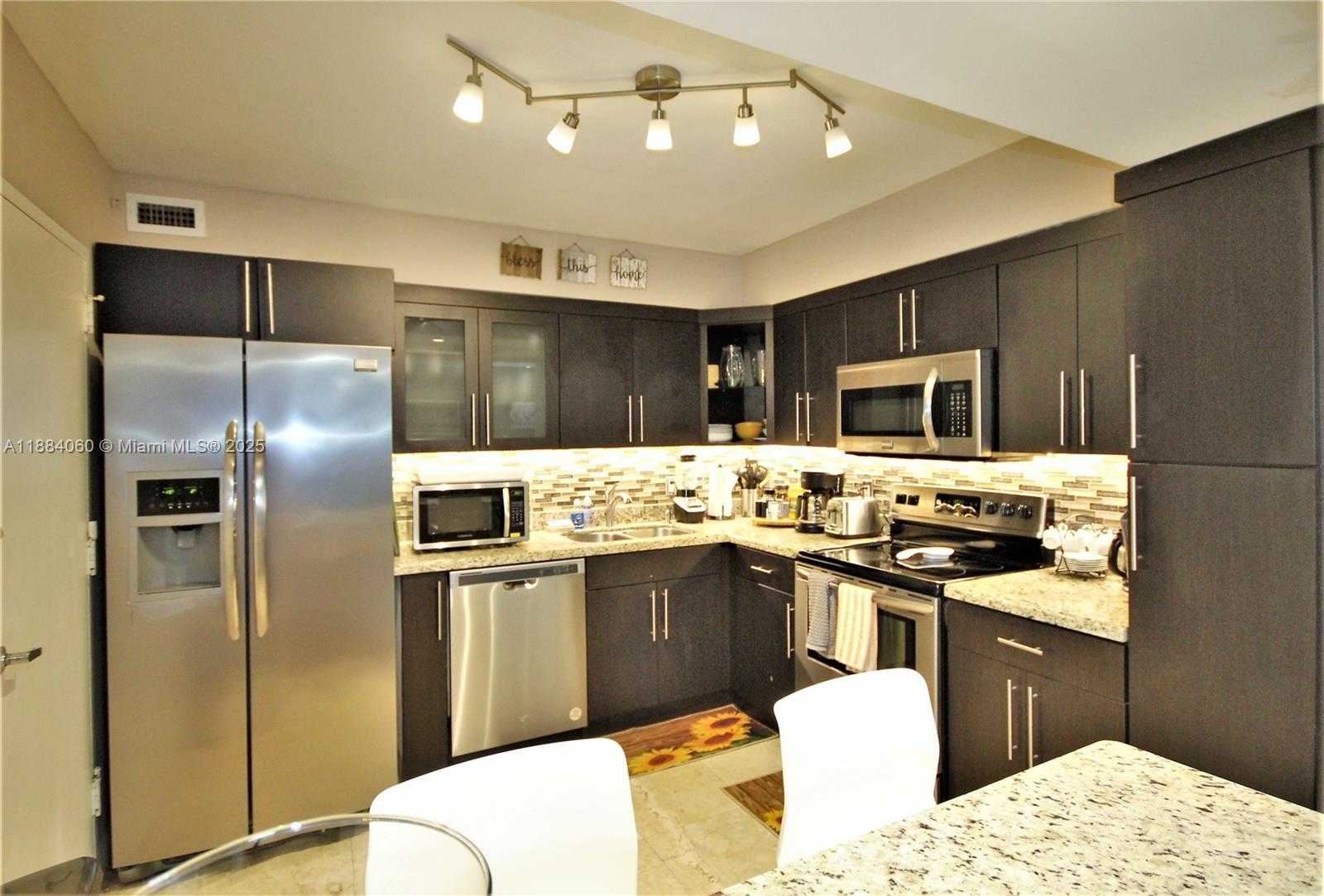 Small Image of 5161 COLLINS AVE #1610, Miami Beach Number 6