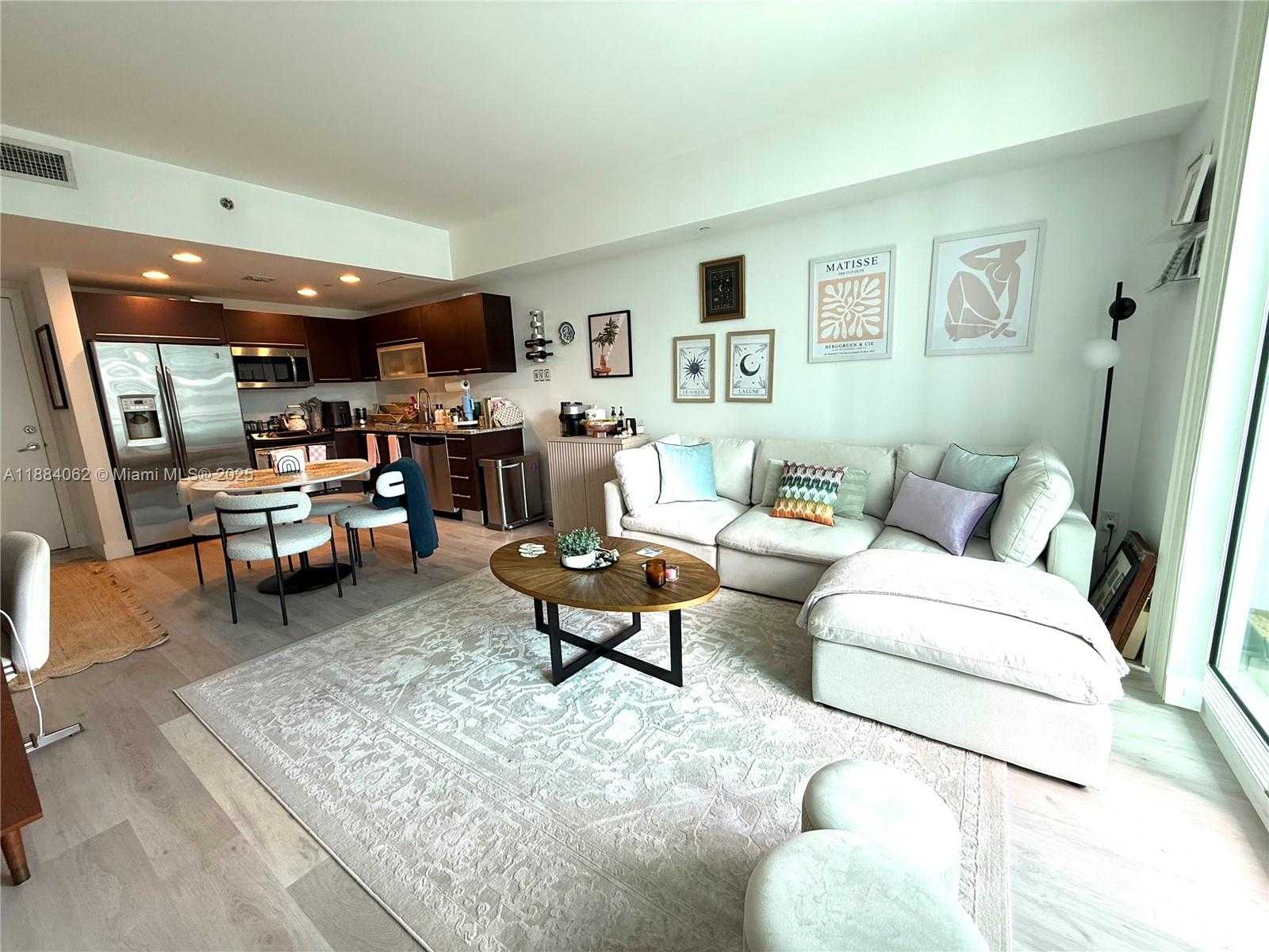 Small Image of 950 BRICKELL BAY DR #1609, Miami Number 12