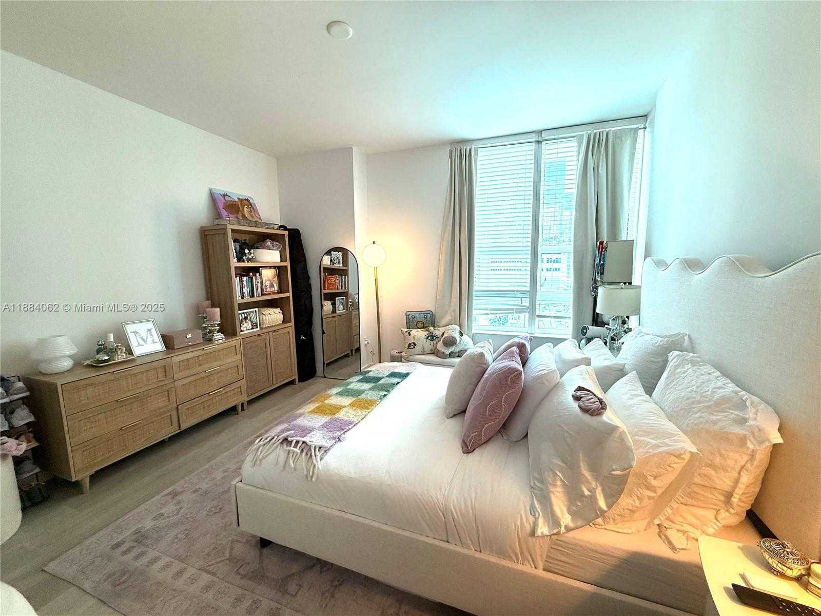 Small Image of 950 BRICKELL BAY DR #1609, Miami Number 14