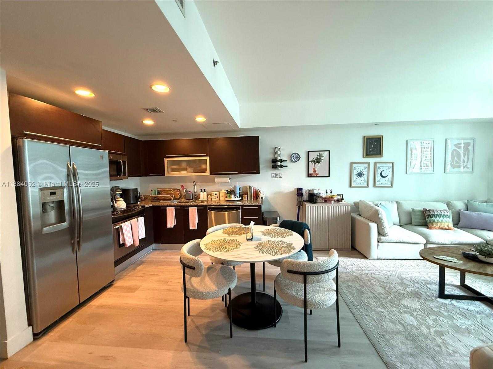 Small Image of 950 BRICKELL BAY DR #1609, Miami Number 5