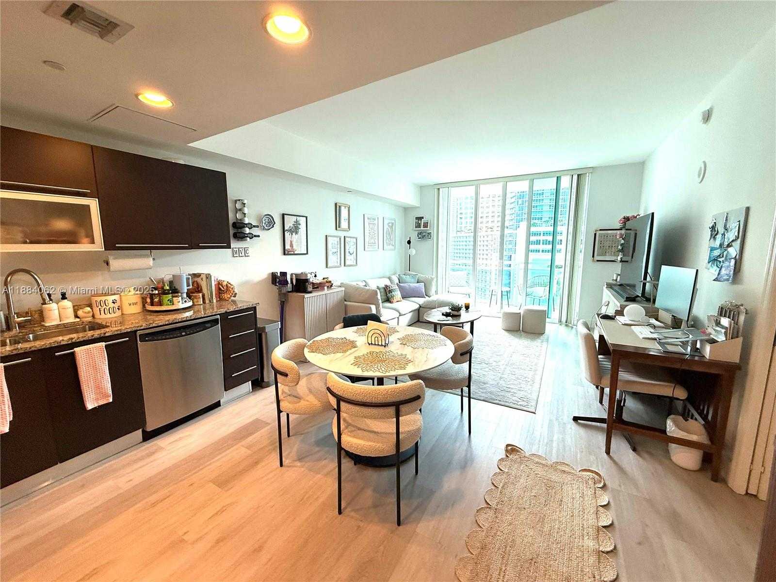 Small Image of 950 BRICKELL BAY DR #1609, Miami Number 6